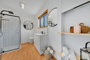 Ducha, secador de pelo, toallas y jabón