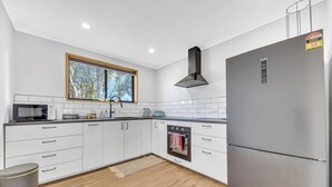 Fridge - Brand New Family/ Work Cottage
3Bed1.5Bath
1King size with Tv 
2 queen size bed (Bannockburn)