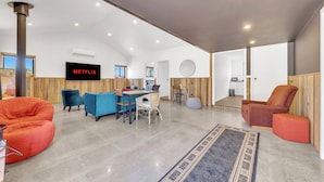 Interior - Brand New Family/ Work Cottage
3Bed1.5Bath
1King size with Tv 
2 queen size bed (Bannockburn)