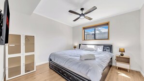 3 bedrooms, iron/ironing board, WiFi, bed sheets - Brand New Family/ Work Cottage
3Bed1.5Bath
1King size with Tv 
2 queen size bed (Bannockburn)