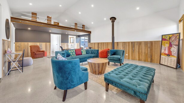 TV - Brand New Family/ Work Cottage
3Bed1.5Bath
1King size with Tv 
2 queen size bed (Bannockburn)