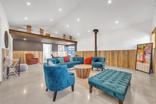 Brand New Family/ Work Cottage
3Bed1.5Bath
1King size with Tv 
2 queen size bed