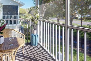 Property grounds - Quiet Community in the Heart of Treasure Island. Heated Pool, A Few Blocks From the Beach (Treasure Island)