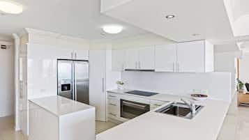 Departamento Deluxe, 2 habitaciones | Cocina privada | Refrigerador con congelador, microondas, horno y parrilla de estufa