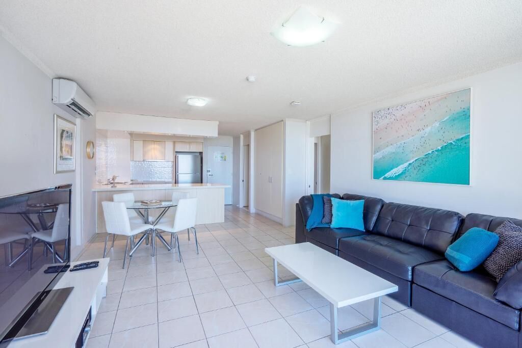 Een modern appartement met woonkamer, eetgedeelte en keuken.