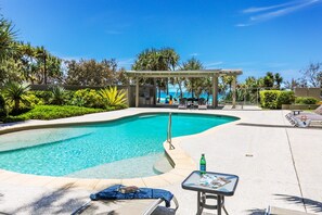 Una piscina al aire libre, una piscina climatizada