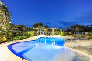 Una piscina al aire libre, una piscina climatizada