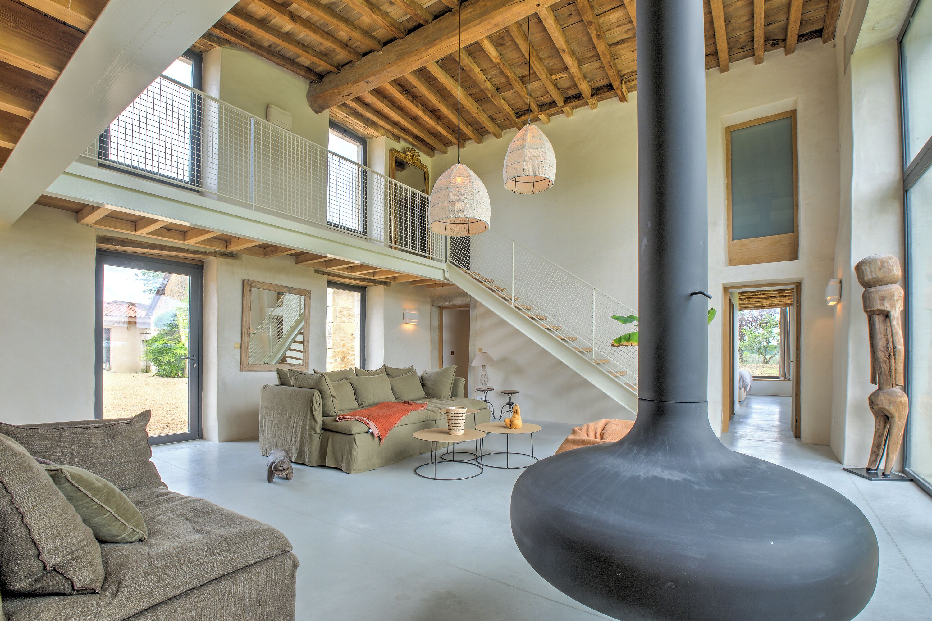 Una Smart TV, una chimenea, un futbolín, una mesa de tenis de mesa