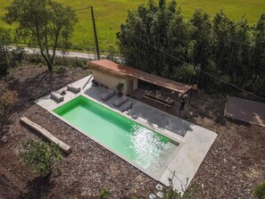 Una piscina al aire libre, una piscina climatizada