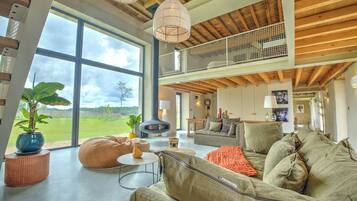 Smart-tv, een open haard, tafelvoetbal en een tafeltennistafel