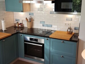 Kjøleskap, mikrobølgeovn, ovn og kokeplater