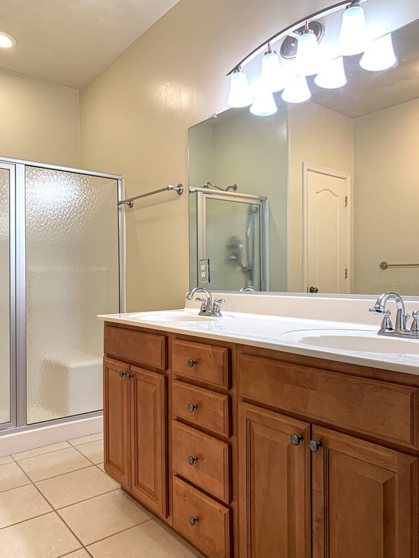 Secador de pelo, toallas