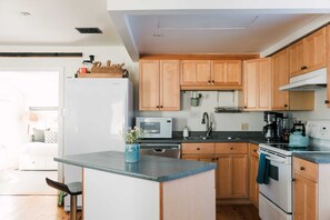 Fridge, microwave, oven, stovetop - Maison Marigold - 2 Sandbanks Passes (Prince Edward)