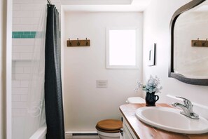 Shower, hair dryer, towels - Maison Marigold - 2 Sandbanks Passes (Prince Edward)