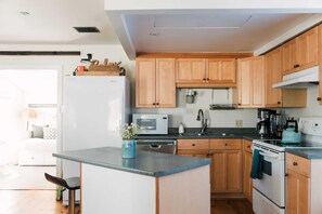 Fridge, microwave, oven, stovetop - Maison Marigold - 2 Sandbanks Passes (Prince Edward)