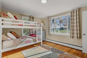 4 bedrooms, WiFi - Paws and Pines Retreat! (Ellsworth)