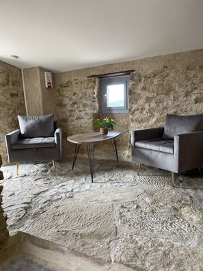 Family Suite, Ensuite, Mountain View (Les Temps Modernes) | Lounge - Les Grandes Mollières (Peyruis)