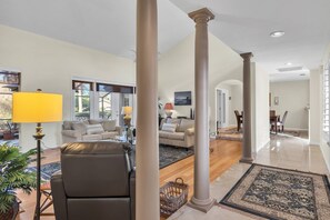 Smart-TV, peis, bøker og kontorer