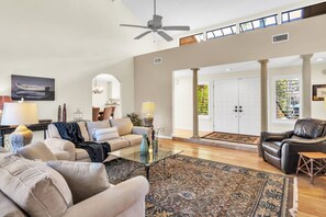 Smart-TV, peis, bøker og kontorer