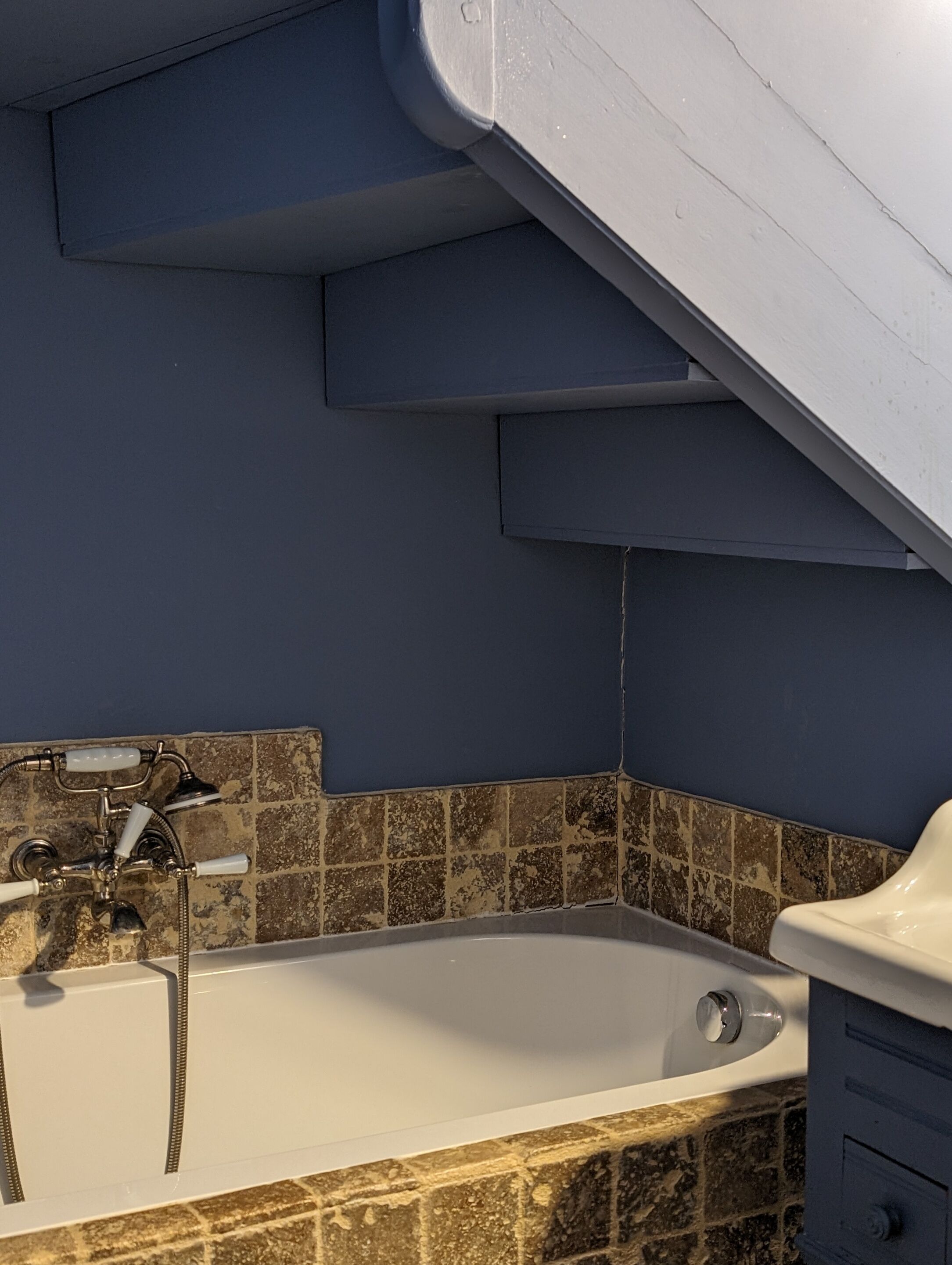 Ein Badezimmer mit Badewanne, Dusche und Waschbecken.