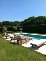 Una piscina al aire libre de temporada