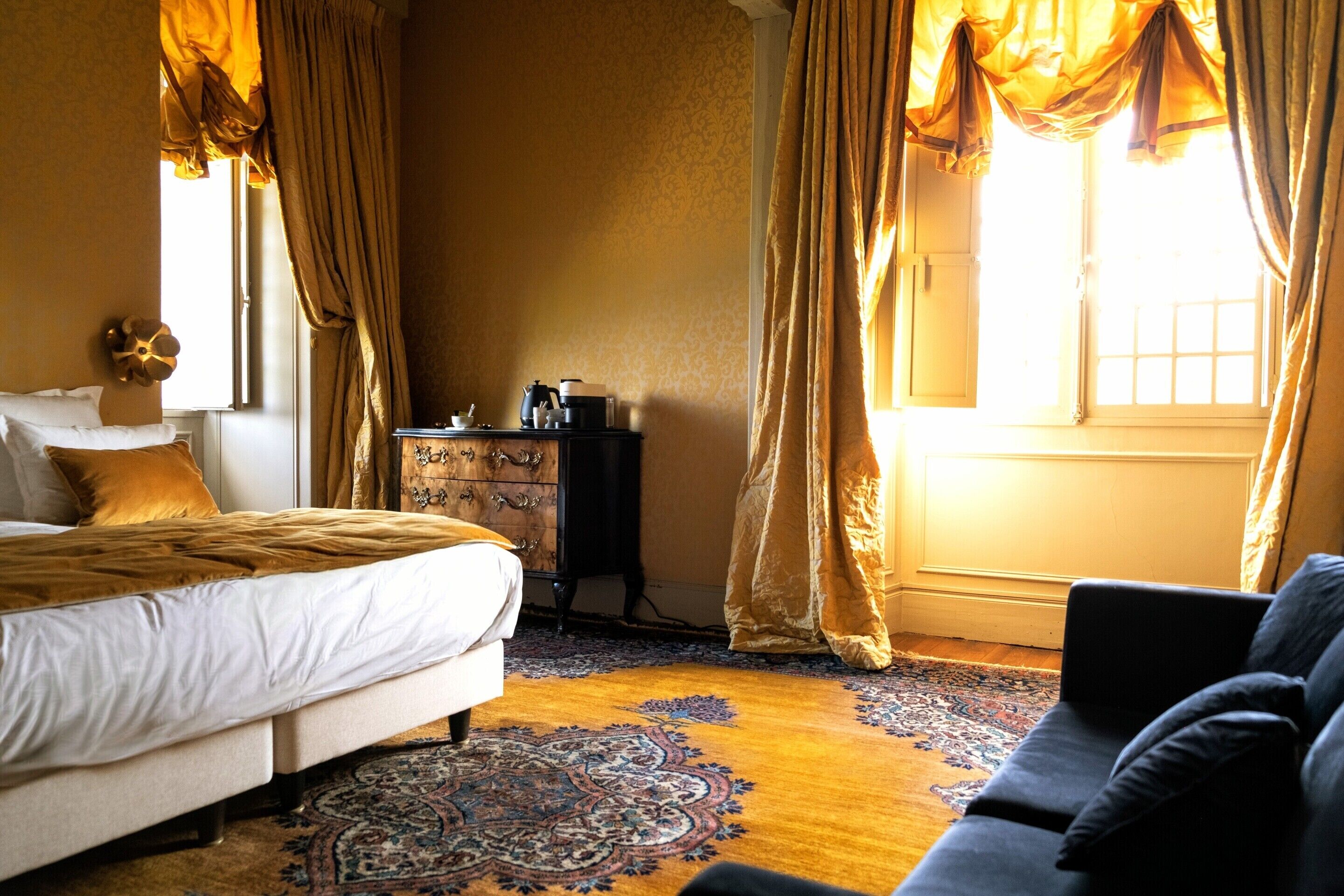 Blackout curtains, free WiFi