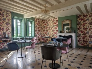 Free daily local cuisine breakfast - Domaine du Bosc Roger (Bouquetot)