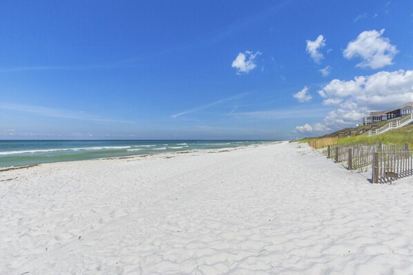 Una spiaggia nelle vicinanze