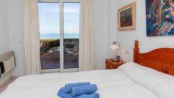 2 slaapkamers, een bureau, een strijkplank/strijkijzer, wifi