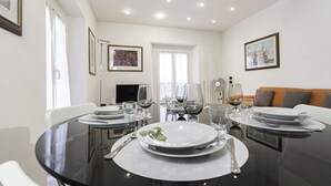 A dining area with round tables, white plates, and clear glassware. - Italianway Easy - Tadino 13 B (Milan)