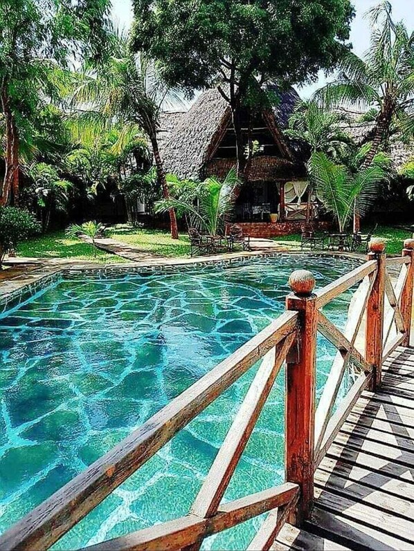 Una piscina al aire libre