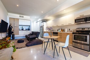 Réfrigérateur, micro-ondes, four, plaque de cuisson