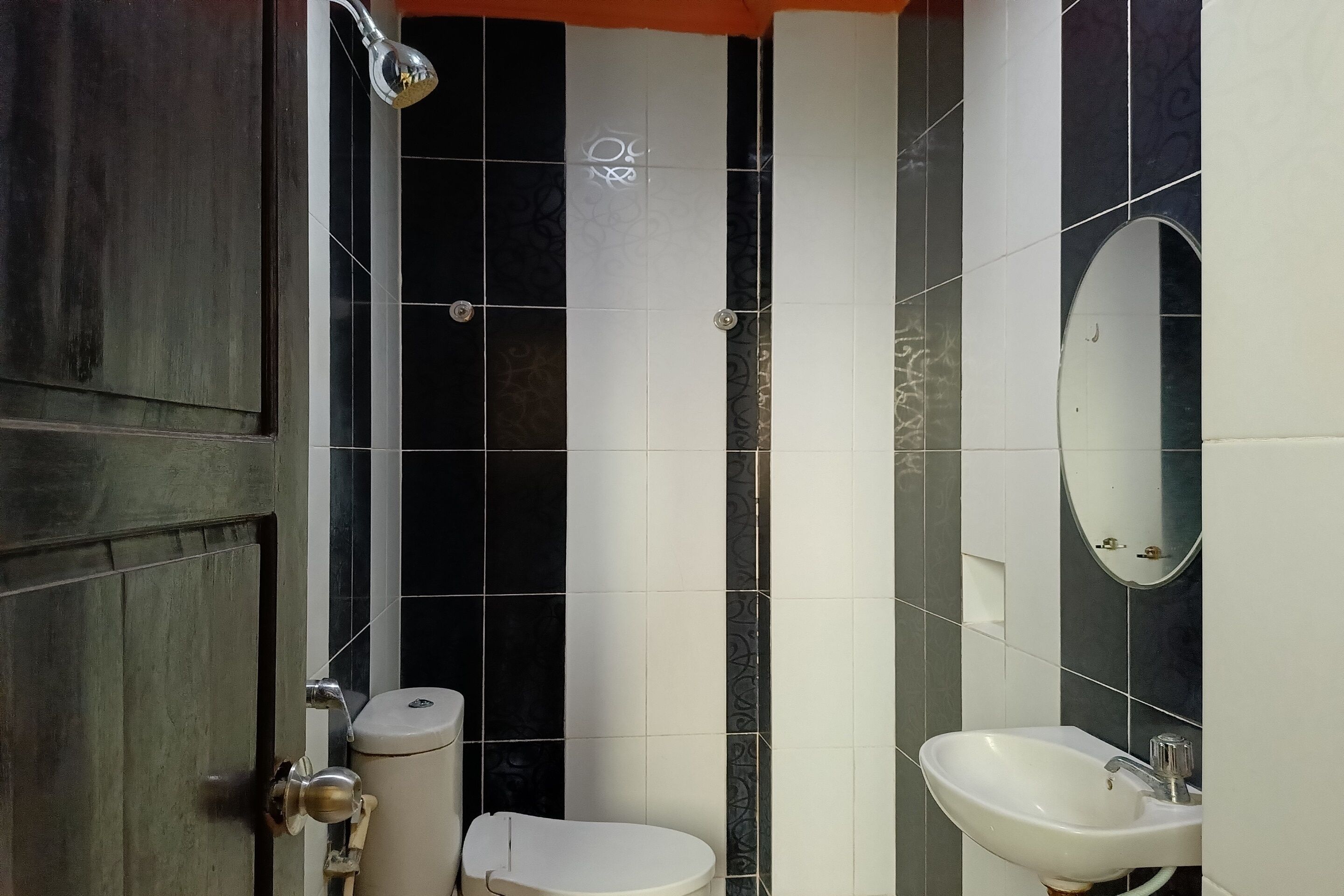 Une salle de bain équipée de toilettes, d’un lavabo et d’une douche.