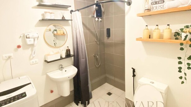 Ein Badezimmer mit Dusche, Toilette, Waschbecken und einem Fön.