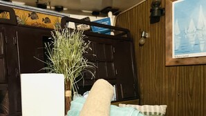 Traditional Cabin | In-room dining - The Sailor Park (Bradenton Beach)
