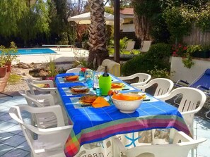Outdoor dining - Villa Virginia: private pool, walk 3min for beach and 30min for Paestum temples. (Licinella-Torre di Paestum)