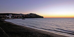 Beach nearby, sun-loungers, beach towels