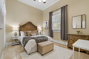 4 chambres, bureau, fer et planche à repasser, lit parapluie