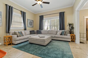 Smart-tv, een open haard, een computerscherm en een printer