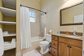 Shower, hair dryer, towels, soap - Hyde Park Home, Family & Pet-Friendly (Tampa)