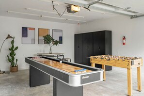 Game room - Refreshing Escape| Hot Tub| Games| Beautiful Patio (Long Beach)