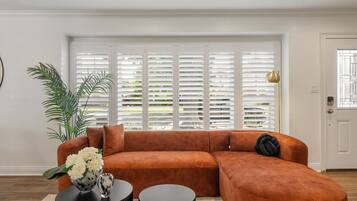 Télévision, baby-foot, livres