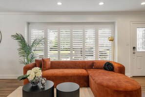 Télévision, baby-foot, livres