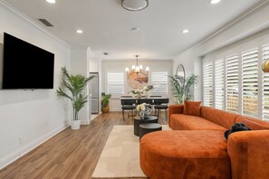 TV - Refreshing Escape| Hot Tub| Games| Beautiful Patio (Long Beach)