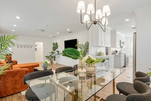 Dining - Refreshing Escape| Hot Tub| Games| Beautiful Patio (Long Beach)
