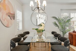 Dining - Refreshing Escape| Hot Tub| Games| Beautiful Patio (Long Beach)