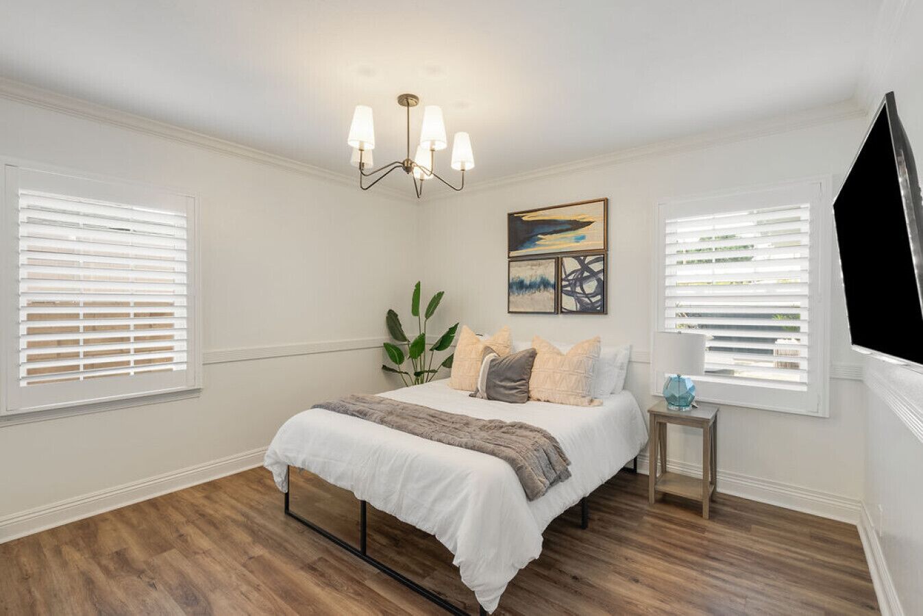 4 makuuhuonetta, silitysrauta/-lauta, vauvan matkasänky, Wi-Fi