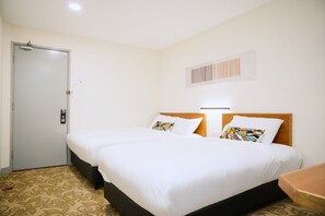 Standard-Dreibettzimmer | Schreibtisch, laptopgeeigneter Arbeitsplatz, kostenloses WLAN