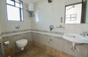 Een haardroger, handdoeken, zeep, toiletpapier