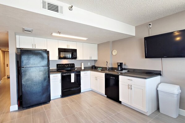 Refrigerador, microondas, horno y parrilla de estufa